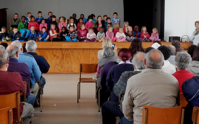  Die groep Gansies sit aandag na Lanita Marais tydens hulle Oupa- en Oumadag en luister. (Foto: Peter Huyser Jnr)